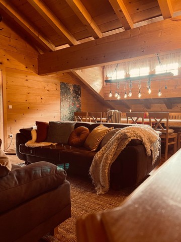 Couch und Esstisch in der Almhütte Herbstalm.