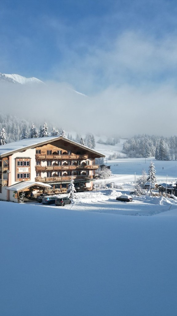 Außenansicht Hotel Heutaler Hof im Schnee.