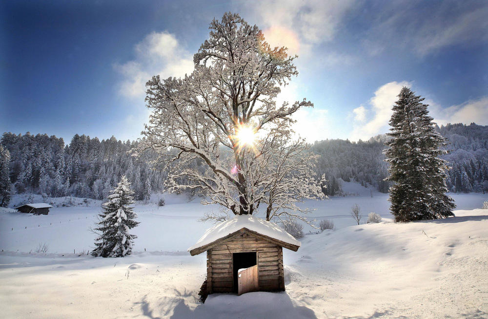 heutal winterlandschaft mit glitzerndem schnee